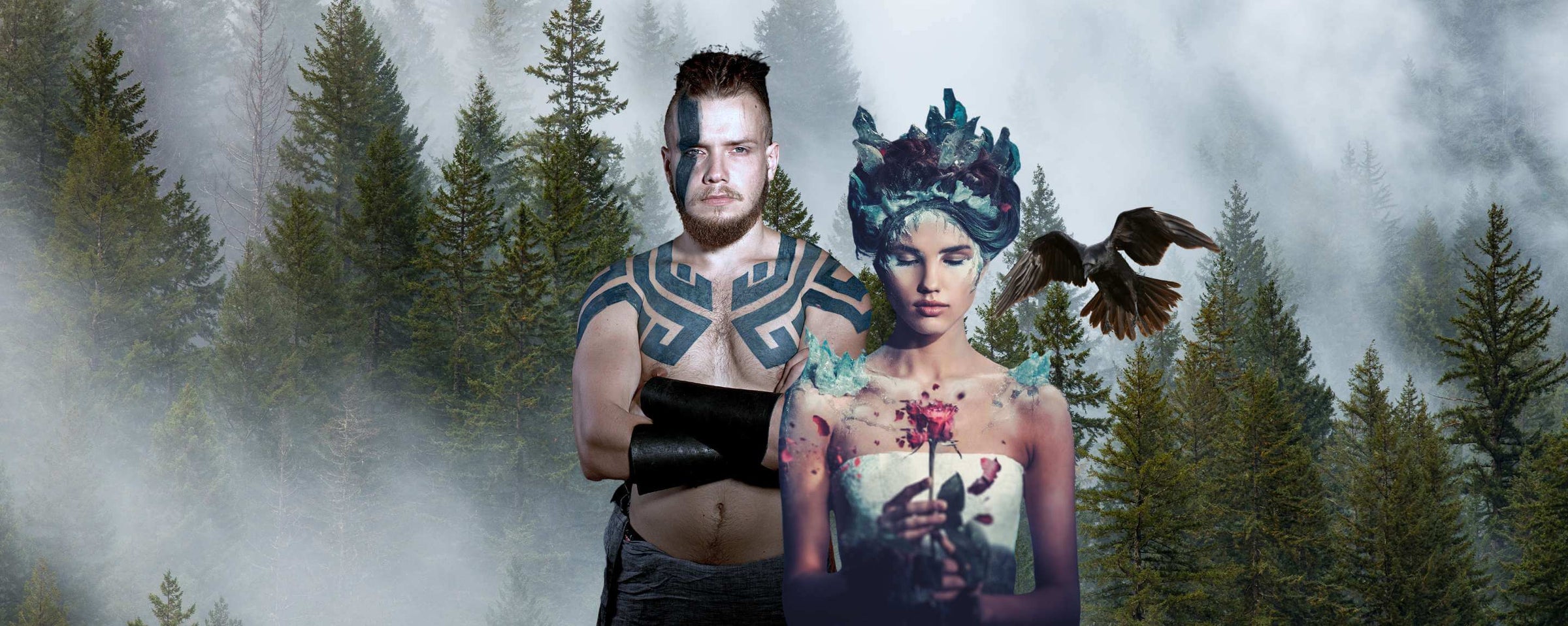 Fantasy-Szene mit einem tätowierten Mann und einer mystischen Frau inmitten eines nebligen Waldes, begleitet von einem fliegenden Raben. Symbolisiert nordische und keltische Mythologie