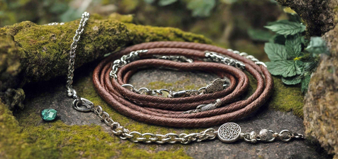 Leder- und Silberhalsketten im keltischen und nordischen Stil, präsentiert vor einem mystischen Waldhintergrund –  Runental.de