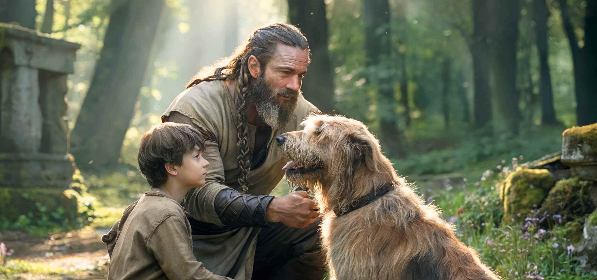 Vater, Sohn und Hund am Vatertag zusammen bei einem Waldspaziergang.