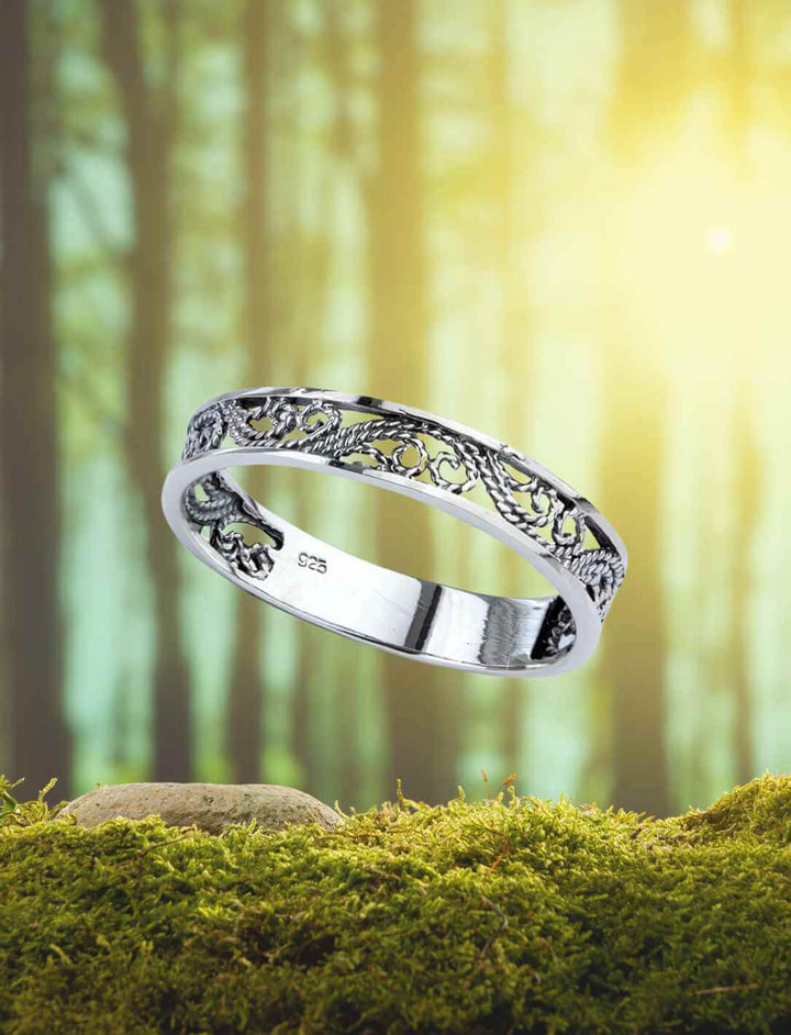 Filigraner Silberring "Aerendil Elfenring des Sternenlichts" auf natürlichem Moos/Wald Hintergrund fotografiert. 925 Sterling Silber mit elfischen Linien.
