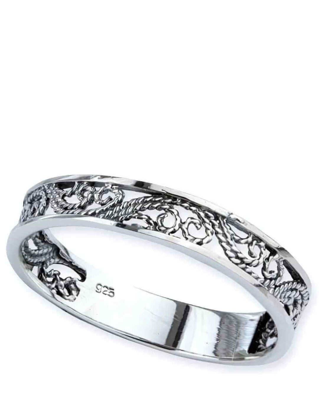Filigraner Silberring "Aerendil Elfenring des Sternenlichts" auf weissem Hintergrund fotografiert. 925 Sterling Silber mit elfischen Linien.