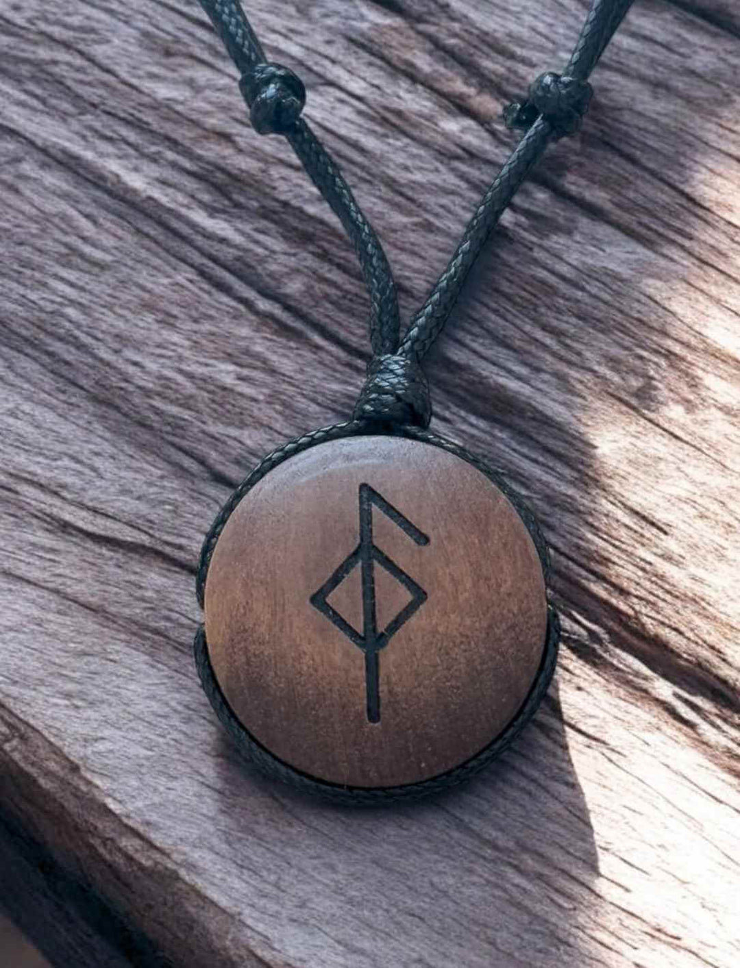 Binderune für Gesundheit, Holzanhänger mit Rune, rustikal auf Holz dekoriert