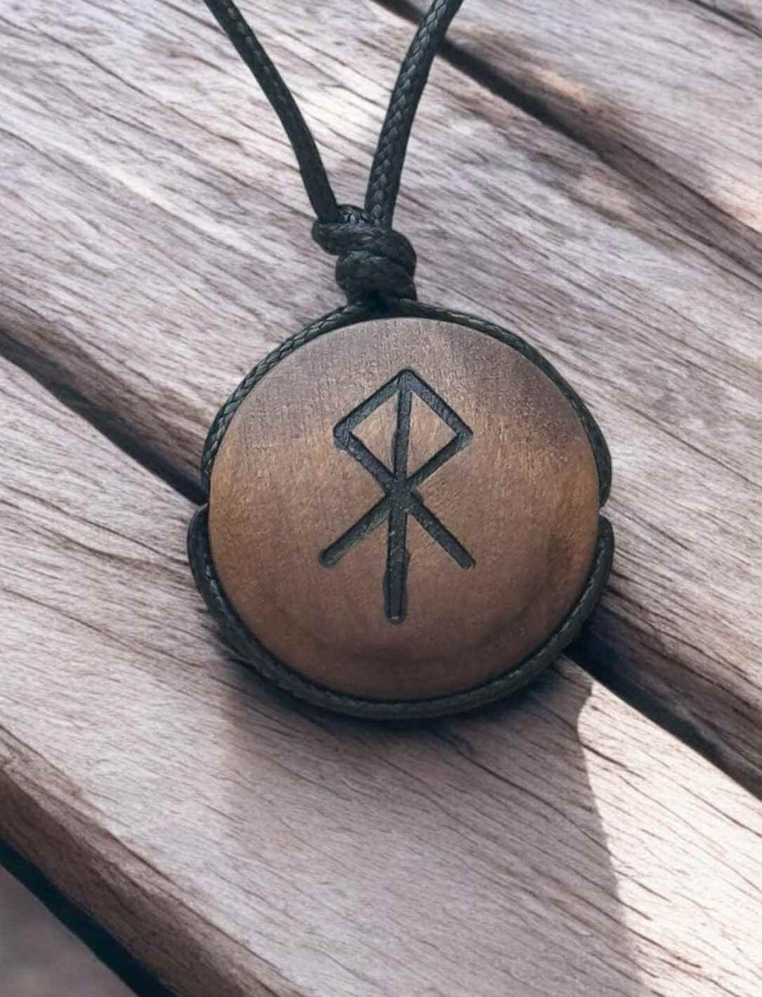 Binderune für Mut, Holzanhänger mit schwarzer Gravur, auf Holzbrett inszeniert