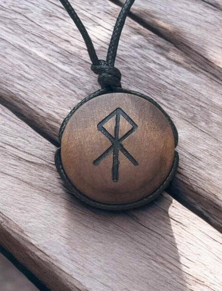 Binderune für Mut, Holzanhänger mit schwarzer Gravur, auf Holzbrett inszeniert