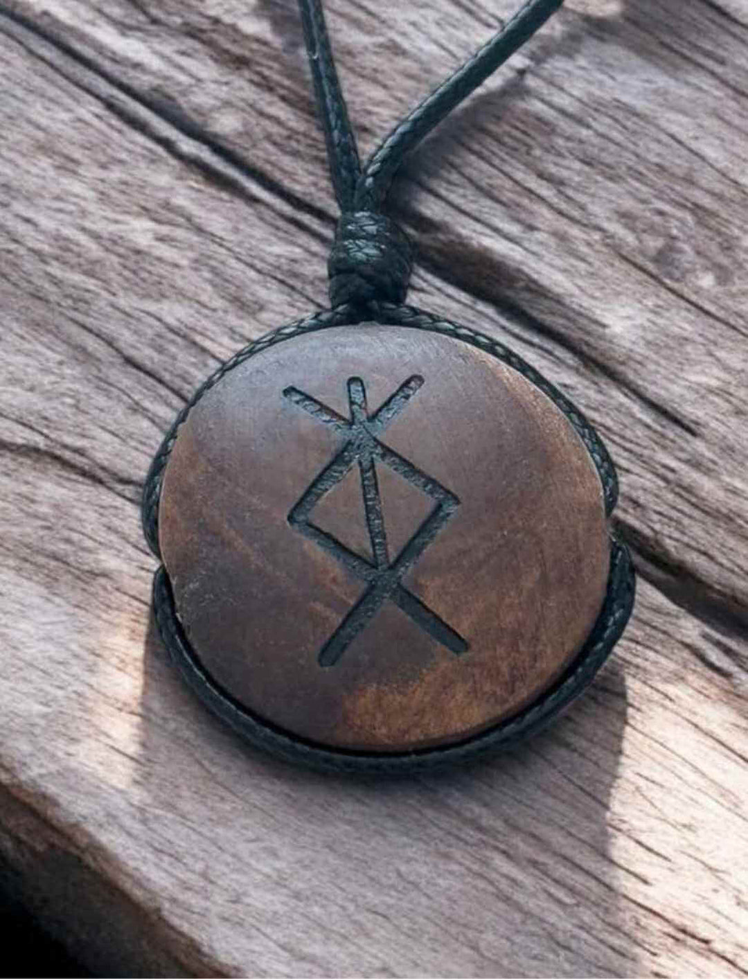 Binderune für Schutz, Holzanhänger mit Rune an Textilband, rustikal auf Holz dekoriert