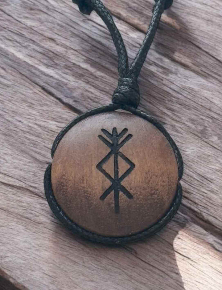 Binderune für Wohlstand, Holzanhänger auf dunklem Holz präsentiert