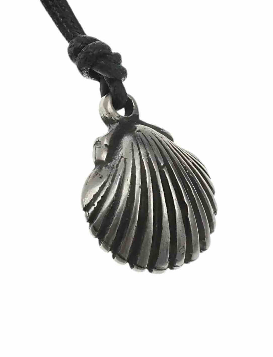 Amulett des Jakobswegs in Muschelform – Symbol für Pilgerreisen und Schutz, gefertigt aus Zamak, auf einem schwarzen Baumwollband.