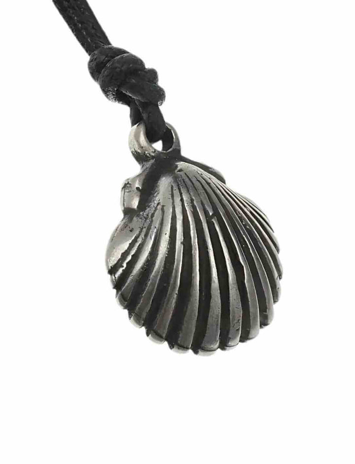 Amulett des Jakobswegs in Muschelform – Symbol für Pilgerreisen und Schutz, gefertigt aus Zamak, auf einem schwarzen Baumwollband.