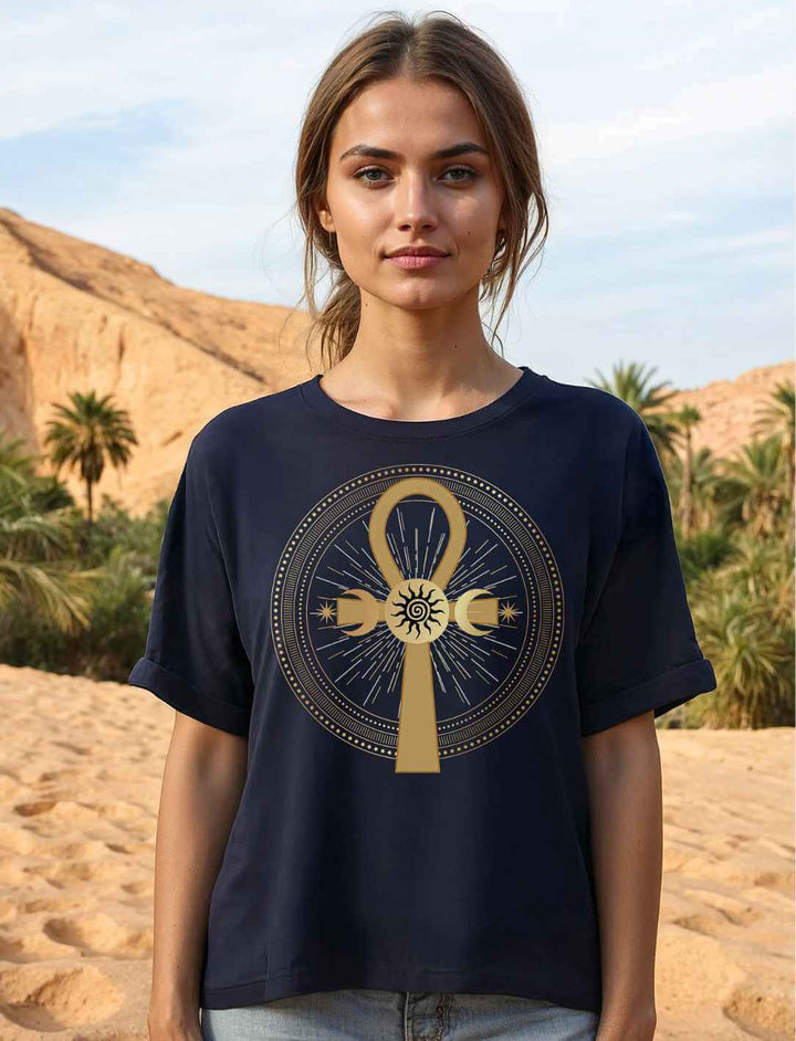 Junge Frau trägt das „Ankh des ewigen Lichts“ Damen Relaxed Shirt  in french navy vor einer sandigen Kulisse.