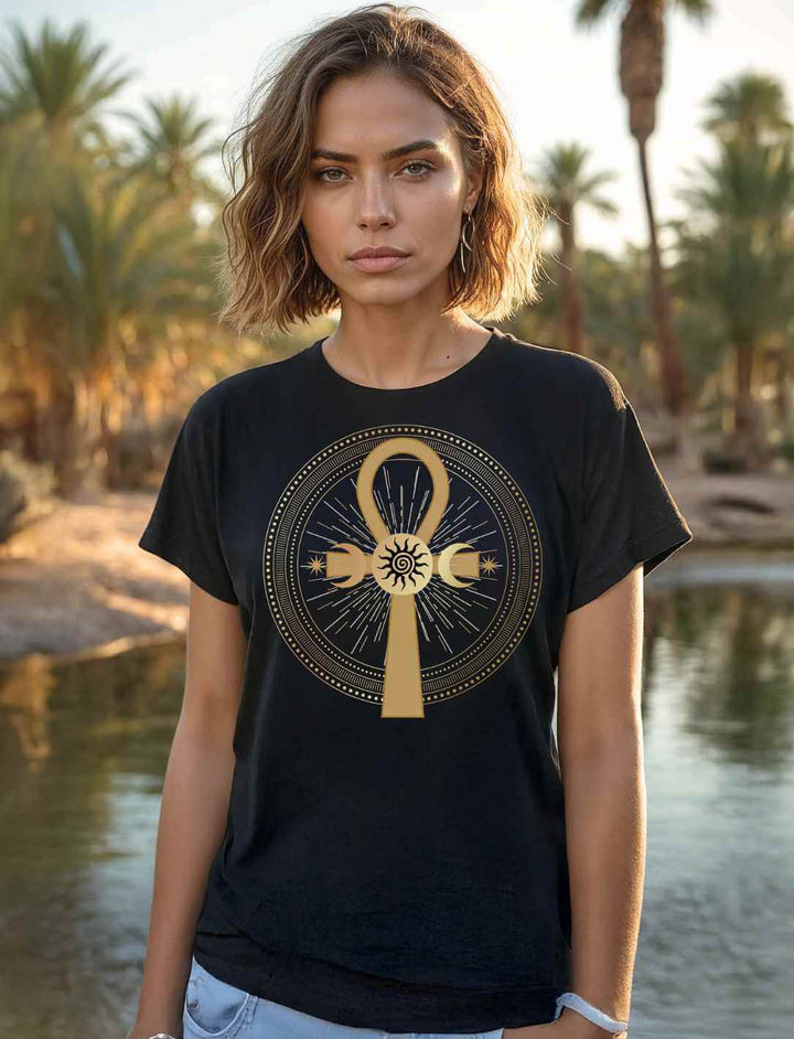 Frau trägt schwarzes Damen T-Shirt mit goldenem Ankh vor Oase | Runental