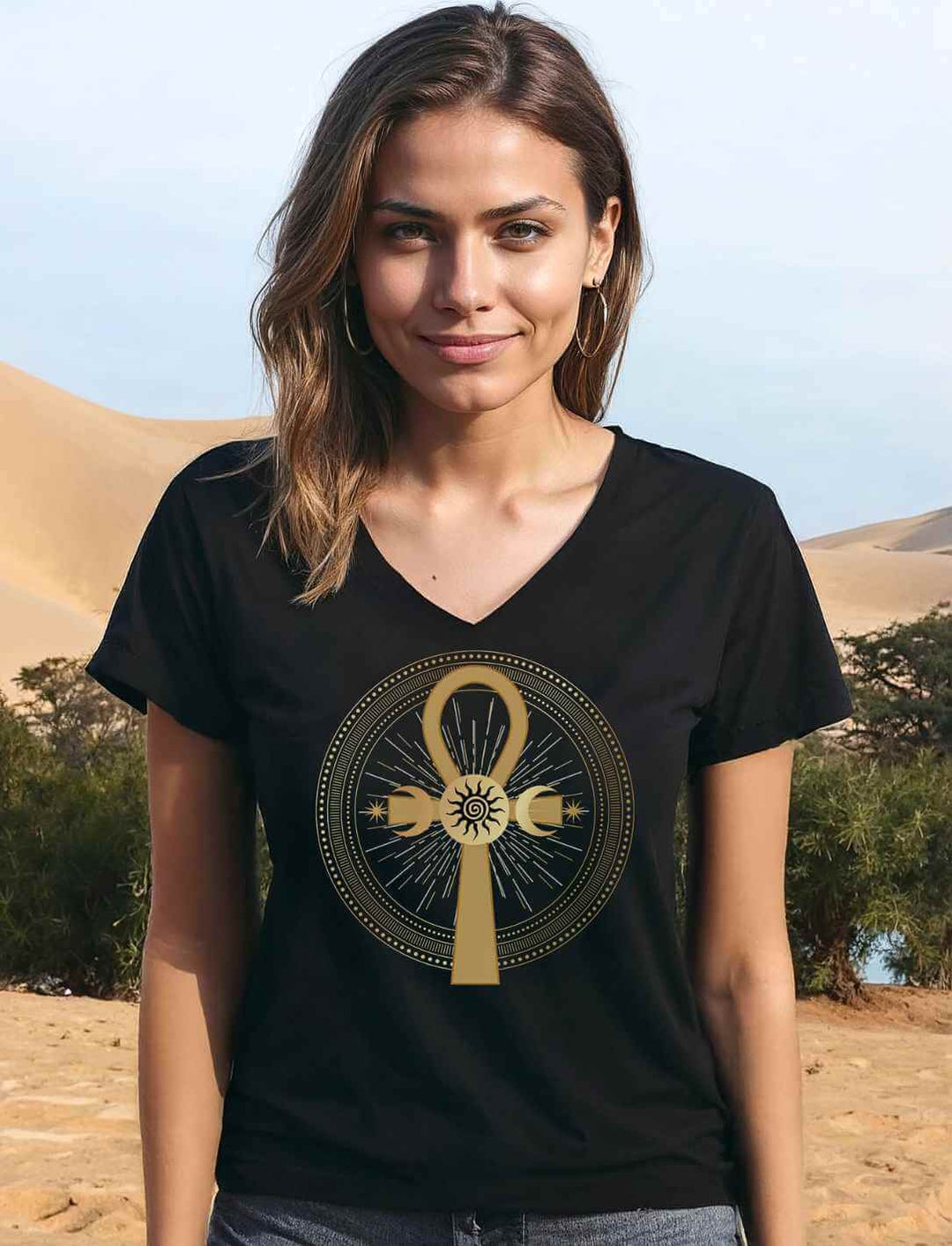 Model trägt das Damen V-Neck Shirt "Ankh des ewigen Lichts" in Schwarz – mit ägyptischem Symbol und Mondphasen