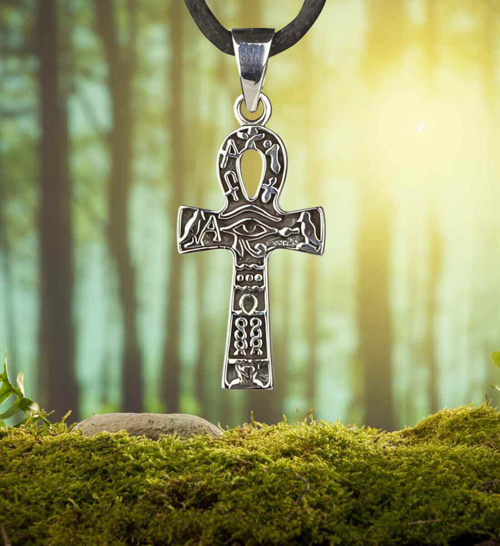 Ankh des Horus Silber Medaillon auf natürlichem Wald und Moos Hintergrund - Runental.de