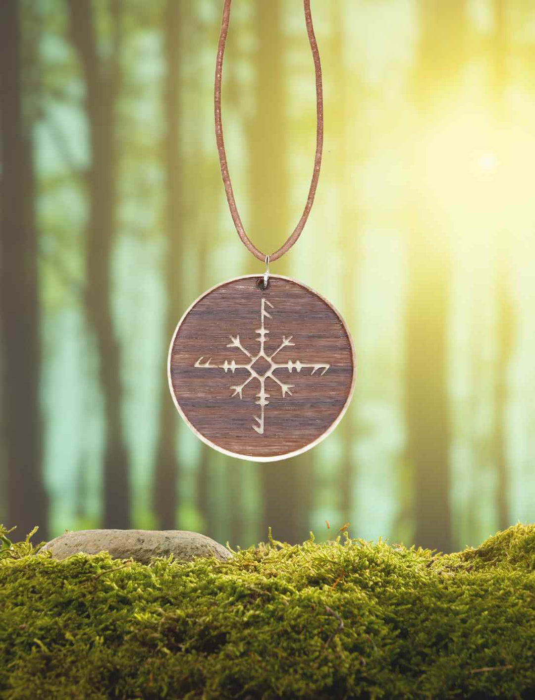 Handgefertigte Holz-Kette mit Ansenhelm Symbol – für Schutz und Führung, präsentiert auf Moos im mystischen Waldlicht.