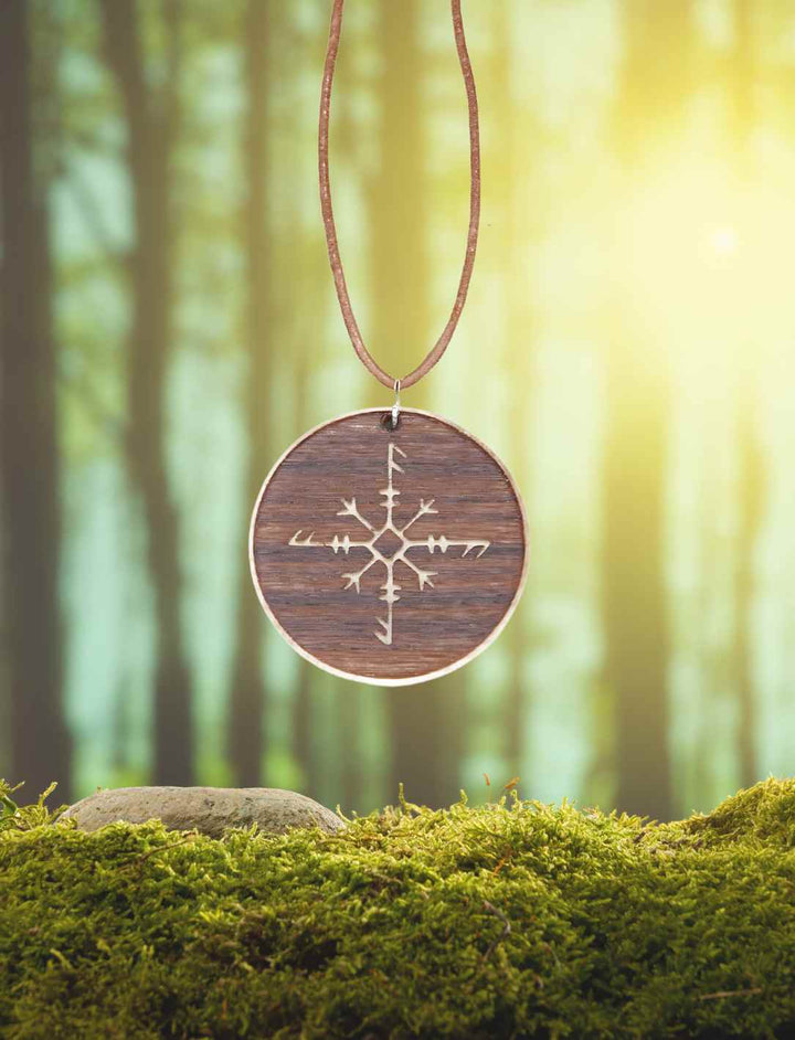 Handgefertigte Holz-Kette mit Ansenhelm Symbol – für Schutz und Führung, präsentiert auf Moos im mystischen Waldlicht.