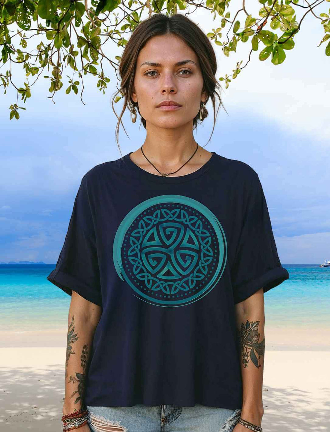 Organic Damen Relaxed Shirt in dunklem Navy mit keltischer Triskele – Symbol für Wandel, getragen von einem Hauch Küstenmagie.