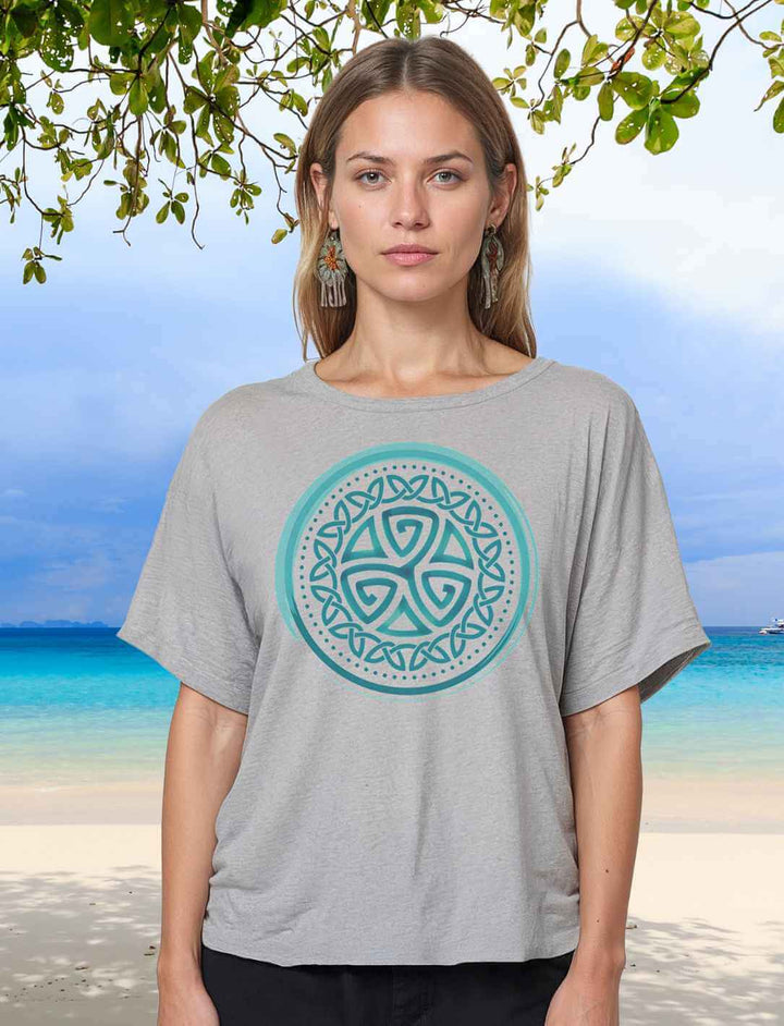 Meliertes Grauton-Shirt im Oversized Fit mit filigraner Aqua Triskele – Runental-Design zwischen Alltag und Mythos.