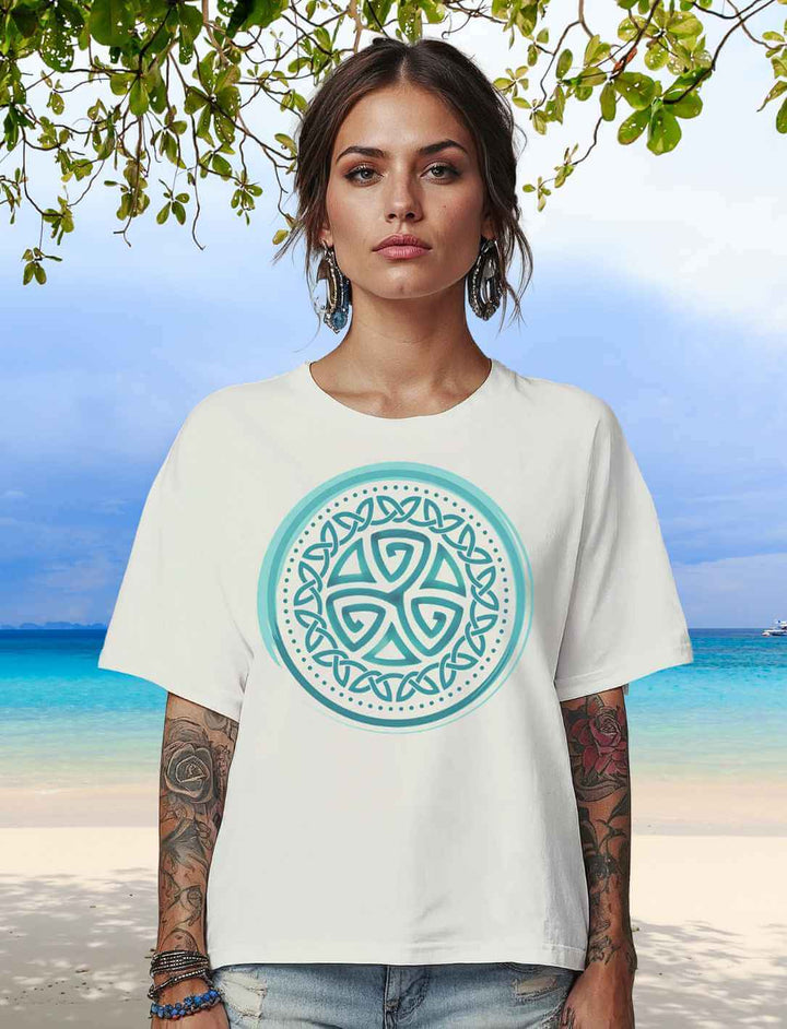 Weißes Runental Shirt aus Bio-Baumwolle mit türkisfarbener Spiralsymbolik – feminin, leicht und voller Mythos.