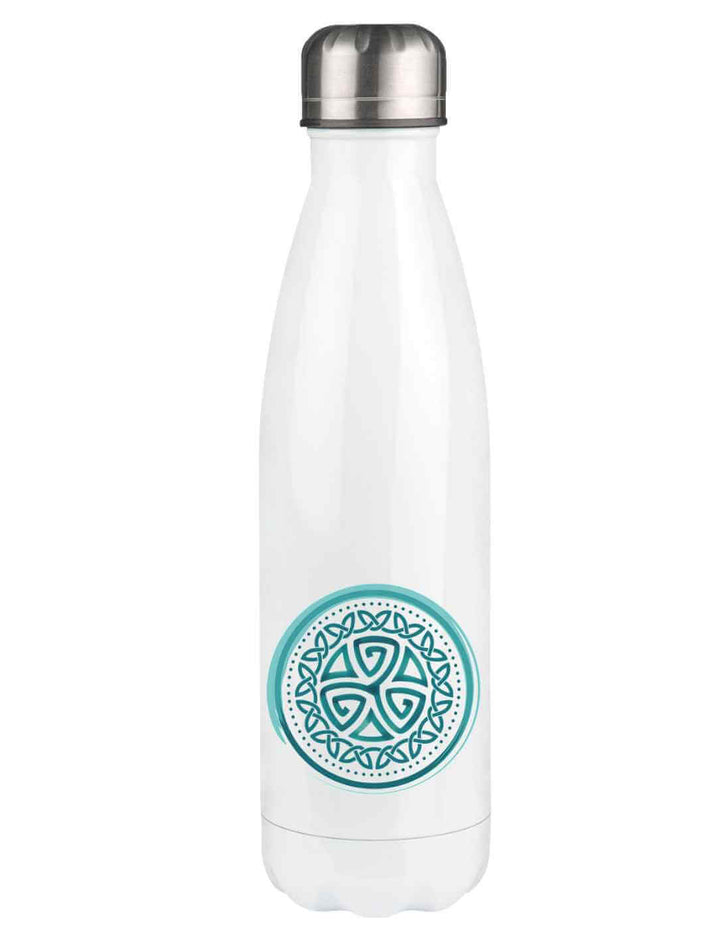 Weiße Edelstahl-Thermosflasche „Aqua Triskele“ von Runental mit silbernem Deckel, keltischem Triskele-Design in Blau auf der Vorderseite.