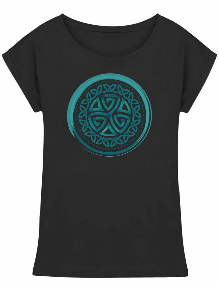 Schwarzes Damen Longfit Shirt mit türkisfarbener keltischer Triskele im Kreisdesign, freigestellt.