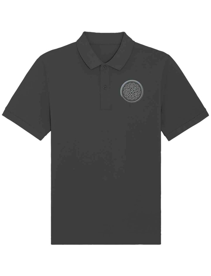 nthrazitfarbenes Unisex Organic Poloshirt „Aqua Triskele“ mit gesticktem Emblem auf der linken Brust.