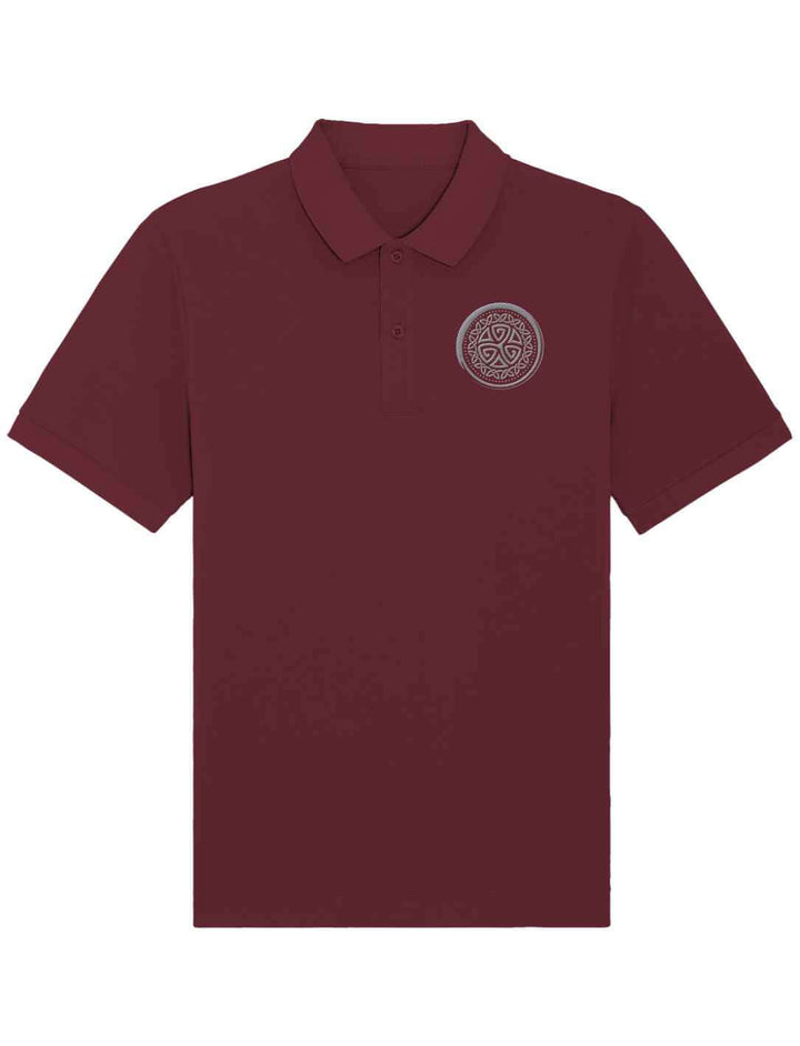 Burgunderrotes Unisex Organic Poloshirt „Aqua Triskele“ mit gesticktem Emblem auf der linken Brust.