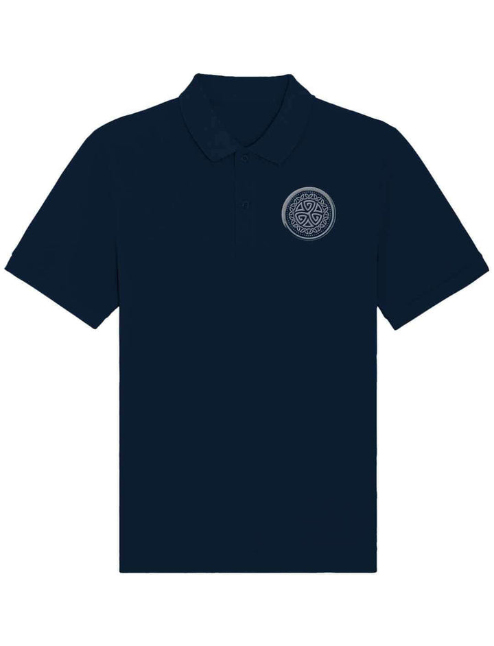 Marineblaues Unisex Organic Poloshirt „Aqua Triskele“ mit gesticktem Emblem auf der linken Brust.