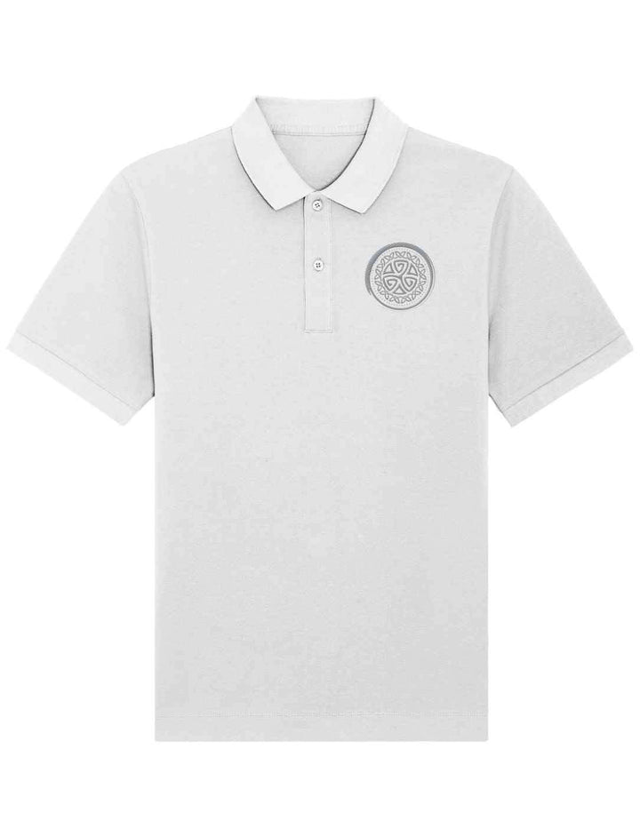 Weißes Unisex Organic Poloshirt „Aqua Triskele“ mit gesticktem Emblem auf der linken Brust.