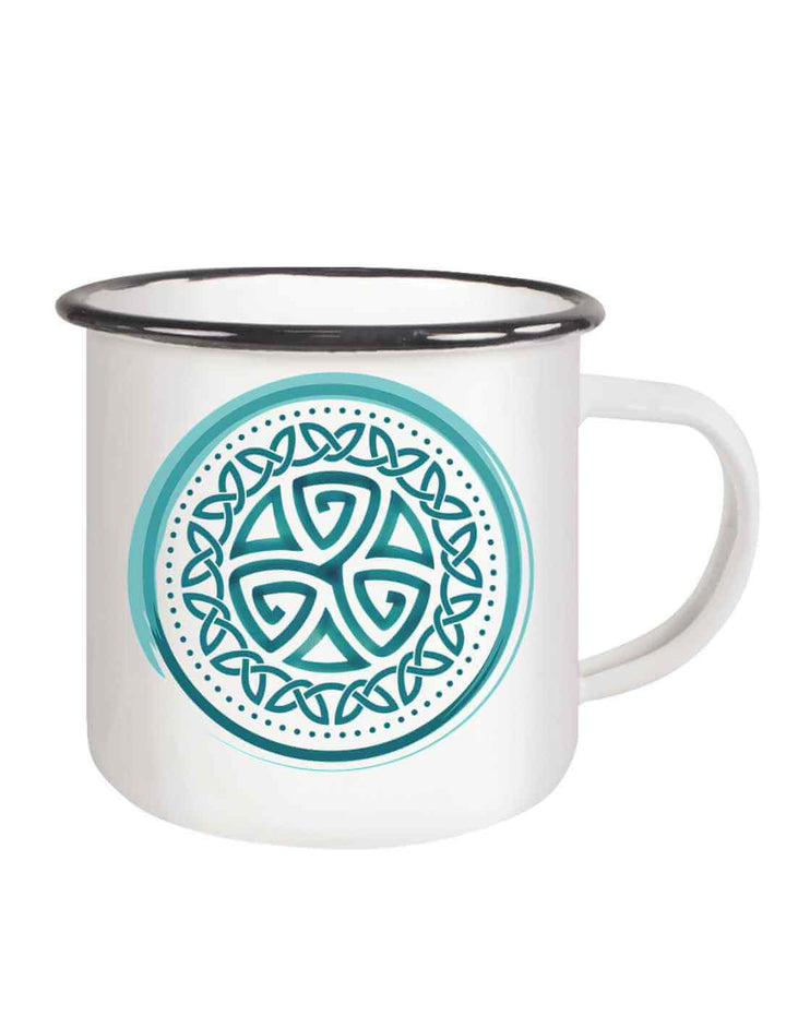 Weiße Emaille-Tasse „Aqua Triskele“ mit schwarzem Rand, Motiv in Türkis, Henkel rechts.