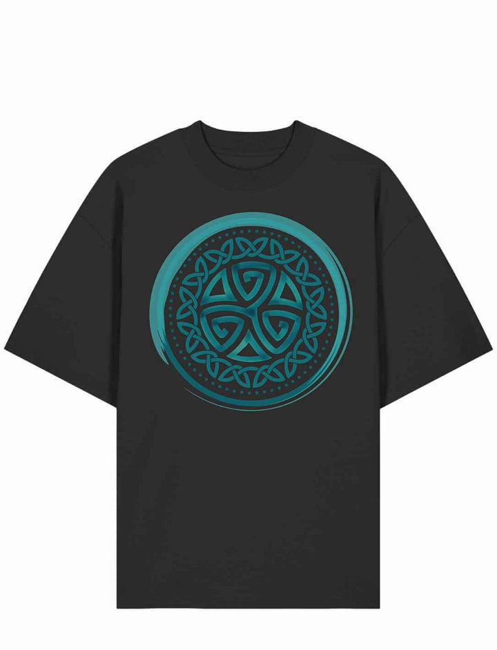 Aqua Triskele Unisex Bio-Shirt in Schwarz – Oversized Schnitt mit keltischem Triskele-Design in Türkis auf der Front.