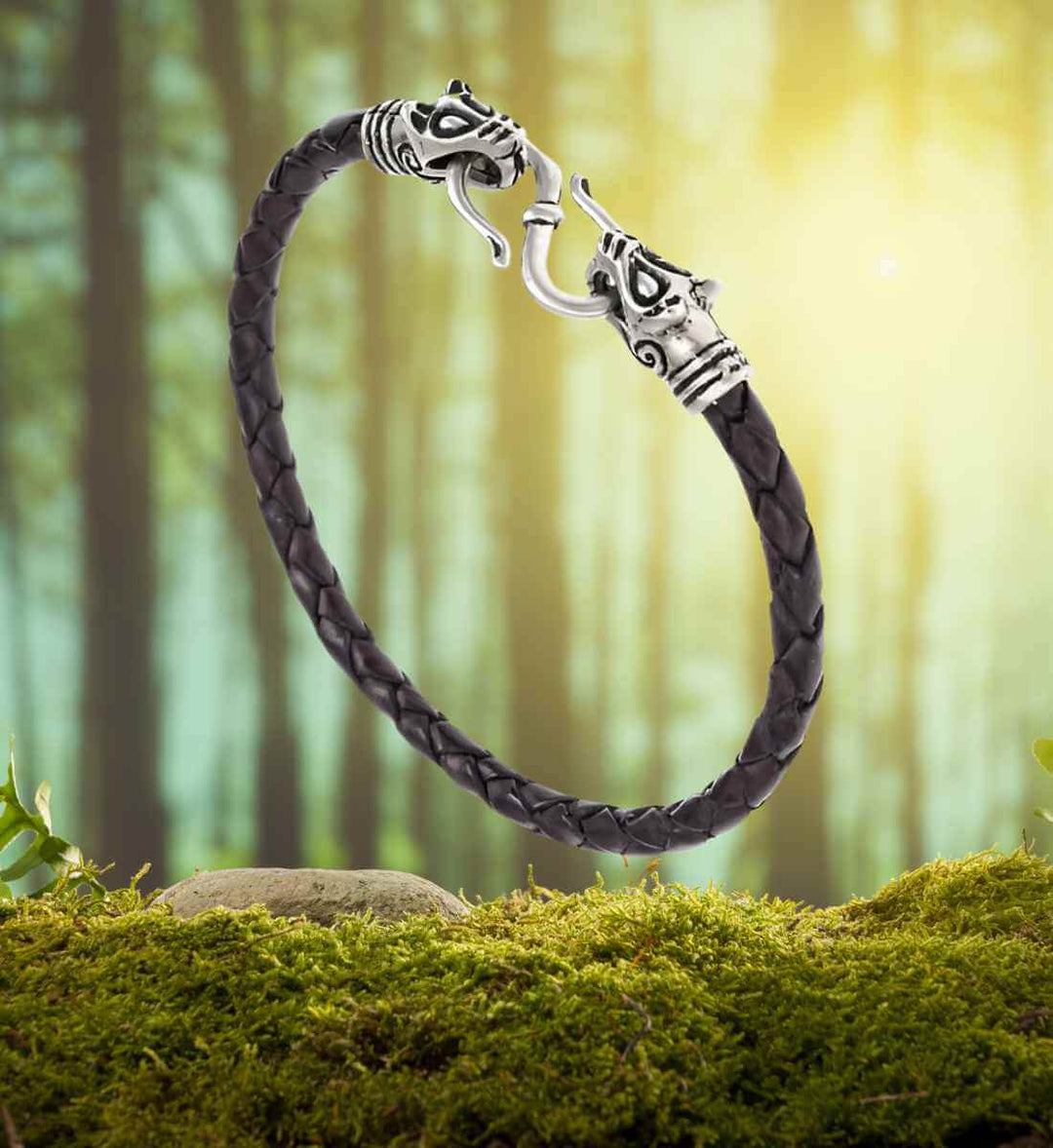 Armband des Wolfswächters in natürlicher Umgebung – Das Armband fügt sich perfekt in die Umgebung ein und betont seine wilde Herkunft und die Verbindung zur Natur, die von den Wikingern hochgeschätzt wurde.
