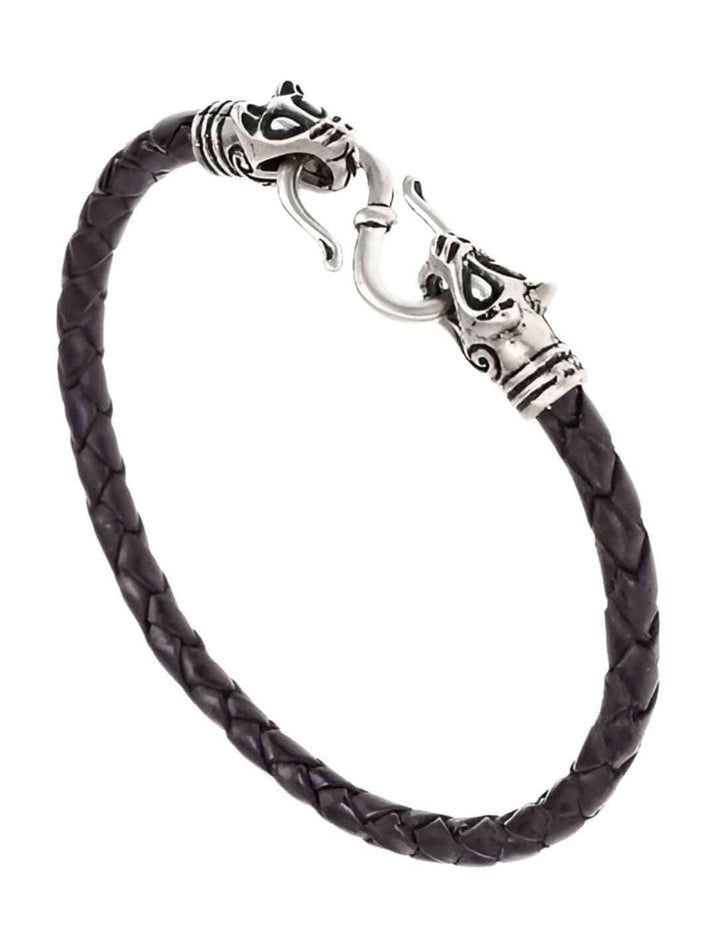 Armband des Wolfswächters auf weißem Hintergrund – Dieses stilvolle Lederarmband mit detailreichen Silber-Wolfsköpfen vereint traditionelle nordische Kunst mit zeitgenössischer Eleganz.