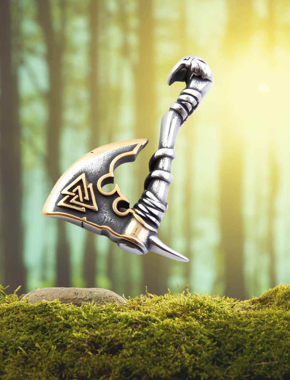 Nordische Axt mit goldfarbener Gravur und Valknut, mystisch in Waldszenerie präsentiert – Symbol der Einherjer und Odins Macht