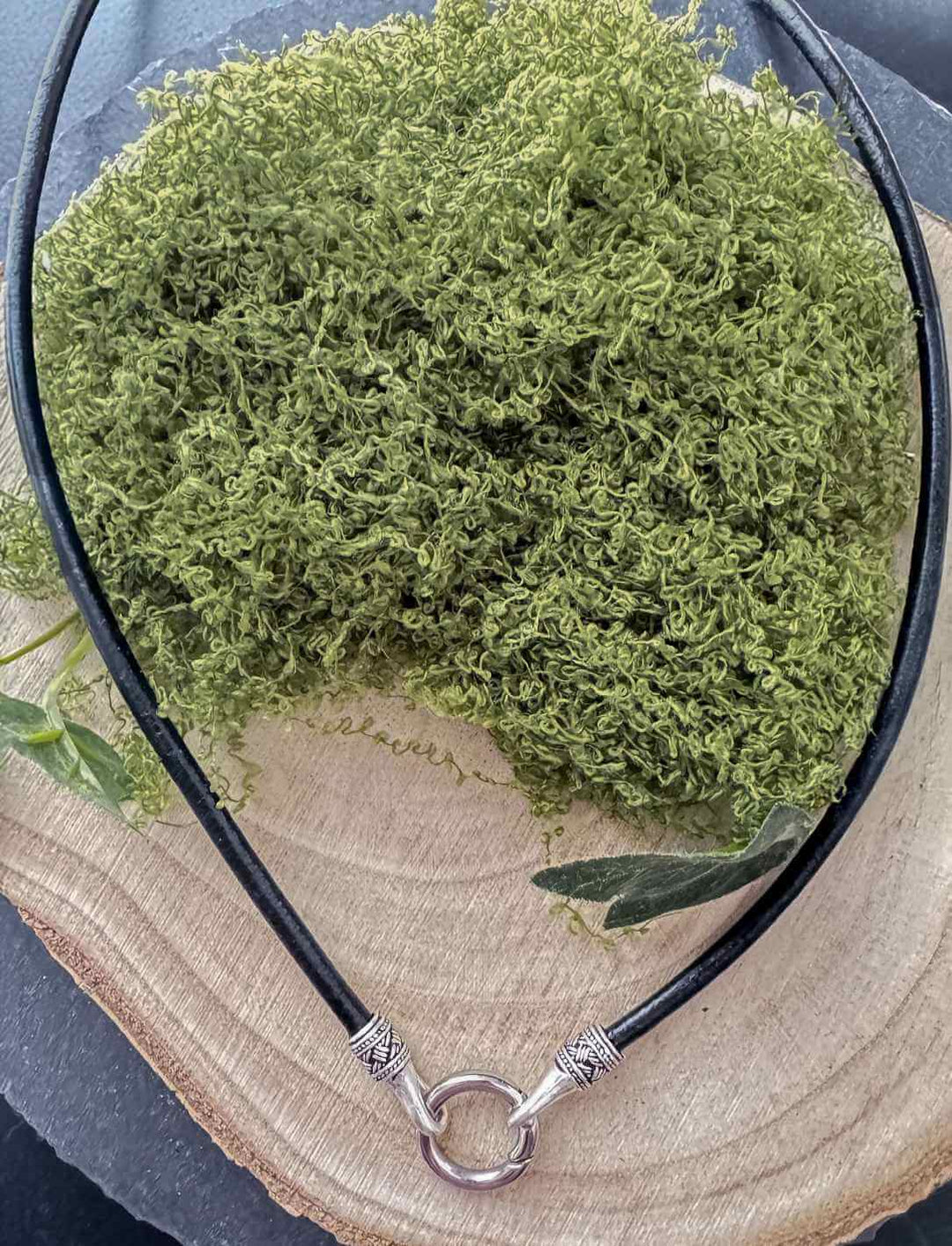 Lederkette „Band des Hüters“ auf Moos und Holz – mit versilbertem Verschluss & Edelstahlring, ideal für Runental-Anhänger.