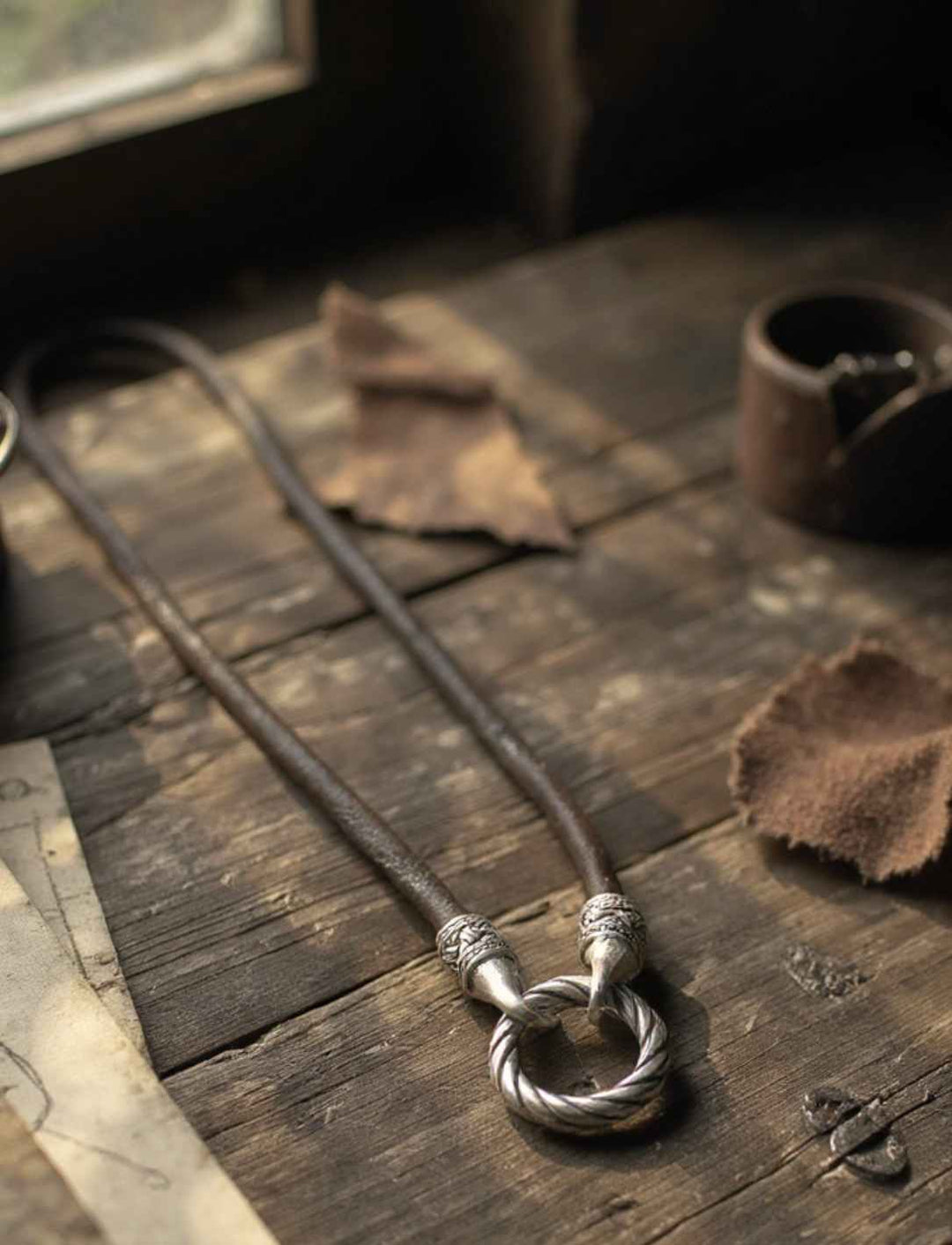 Braunes Lederband „Band des Hüters“ mit versilberten Abschlüssen und Edelstahl-Clipring, 4 mm Echtleder.