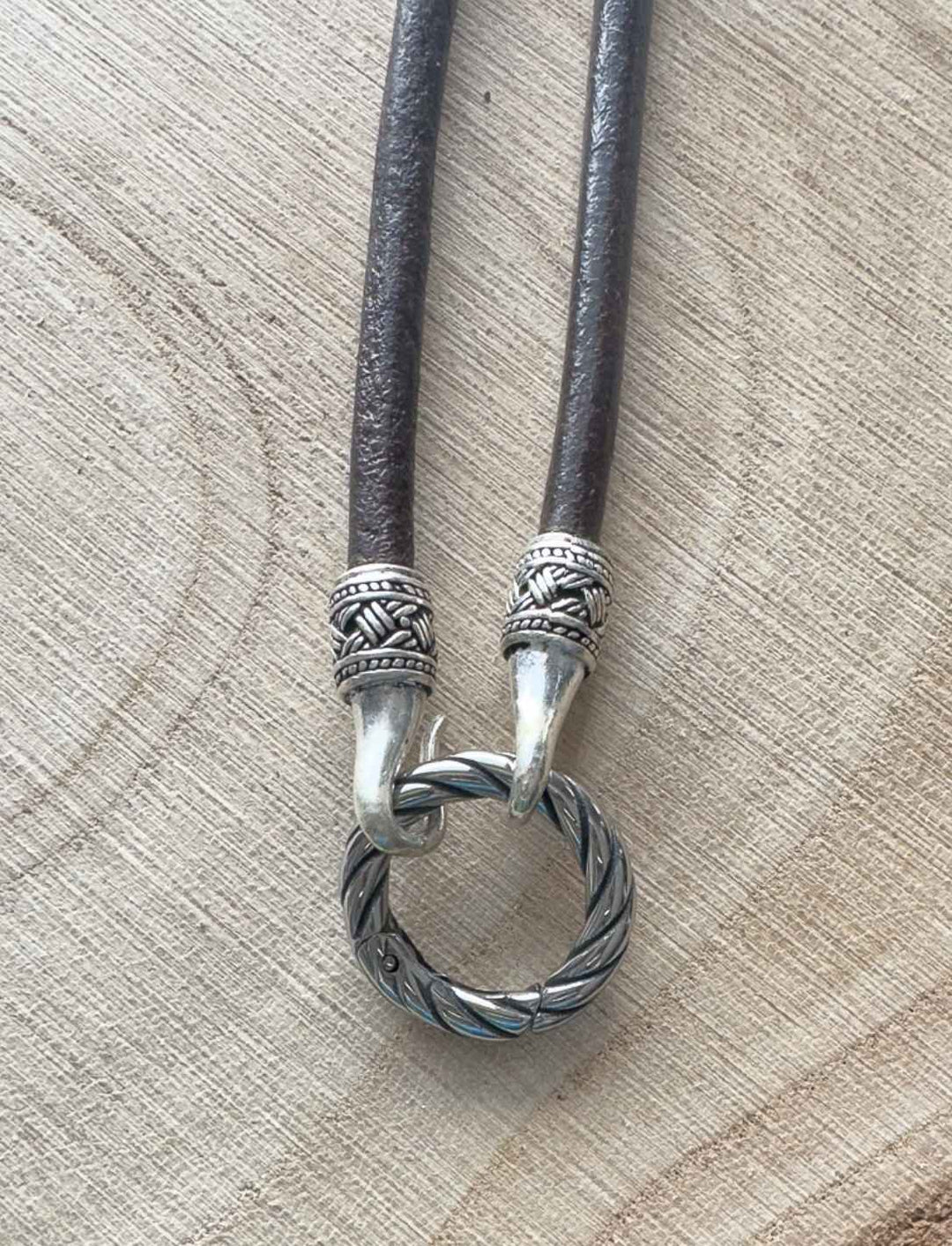 Detailaufnahme braunes Lederband „Band des Hüters“ mit Edelstahl-Clipring, versilberte Abschlüsse, 4 mm Echtleder.