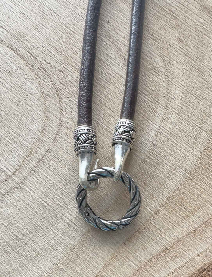 Detailaufnahme braunes Lederband „Band des Hüters“ mit Edelstahl-Clipring, versilberte Abschlüsse, 4 mm Echtleder.