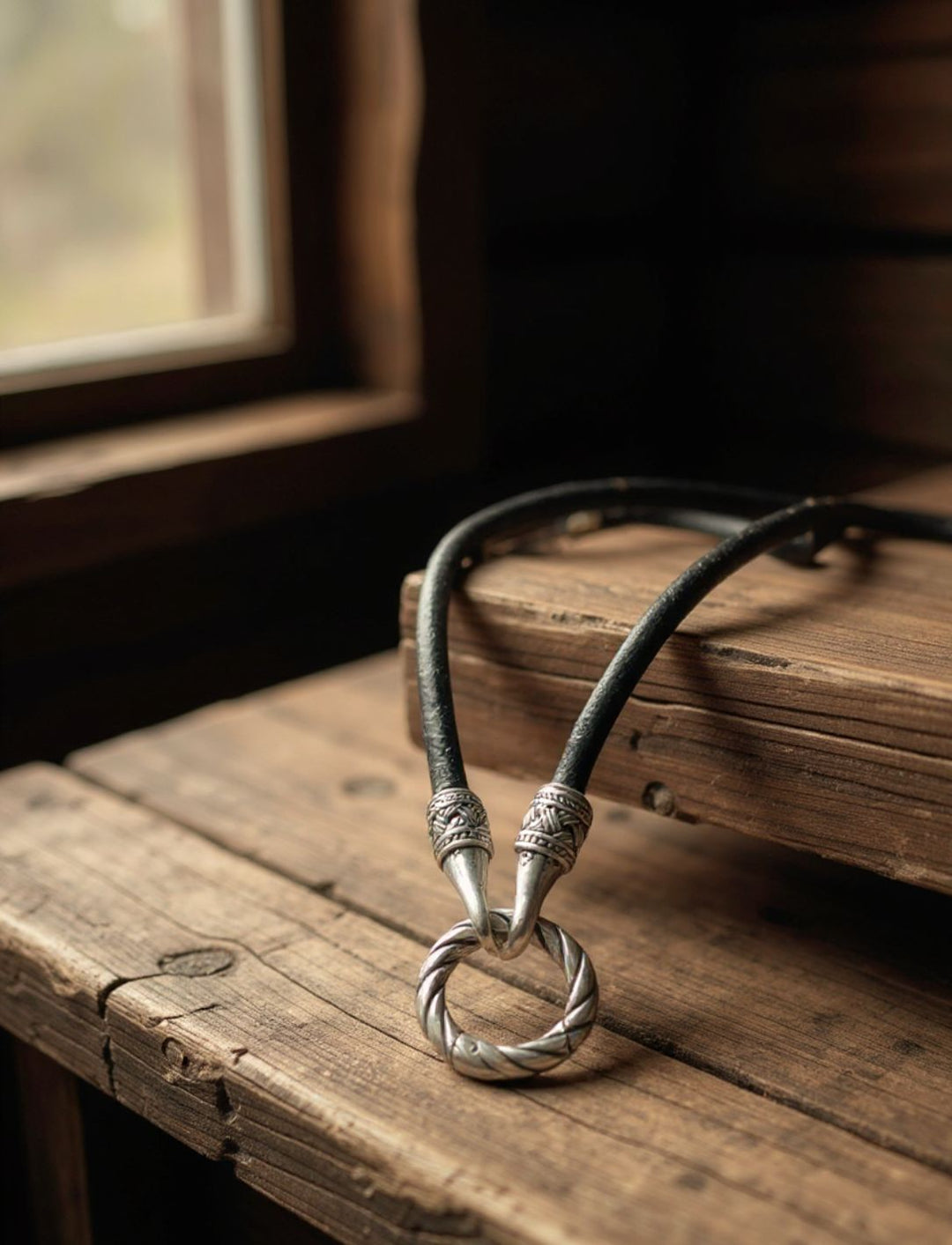 Schwarzes Lederband „Band des Hüters“ mit versilberten Abschlüssen und Edelstahl-Clipring, 4 mm Echtleder