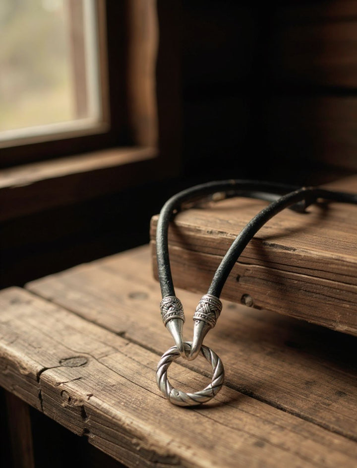 Schwarzes Lederband „Band des Hüters“ mit versilberten Abschlüssen und Edelstahl-Clipring, 4 mm Echtleder