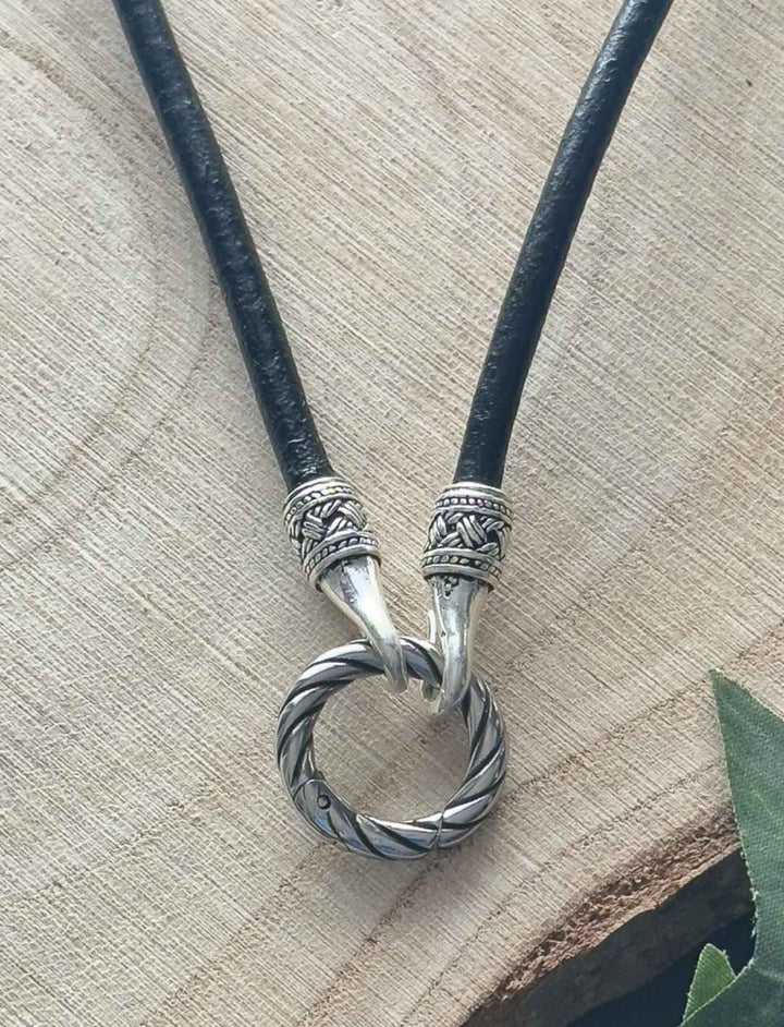 Detailaufnahme schwarzes Lederband „Band des Hüters“ mit Edelstahl-Clipring, versilberte Abschlüsse, 4 mm Echtleder.