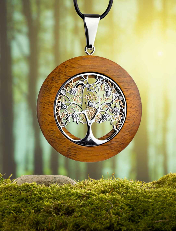 Lebensbaum Anhänger in keltischem Design, eingebettet in Natur – Entdecke Deine Wurzeln bei Runental.de