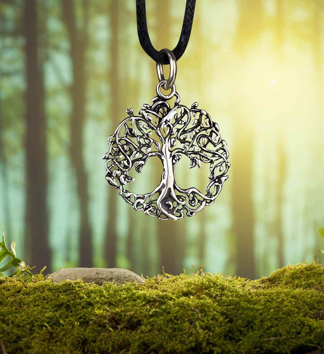 Baum des Lebens - Silber Medallion - Produktbild auf natürlichem Wald und Moos Hintergrund - Runental.de