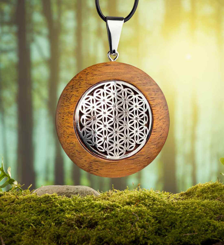 Bláth na Beatha' – Holzanhänger im Einklang mit der Natur auf Moos/Wald Hintergrund – Runental.de