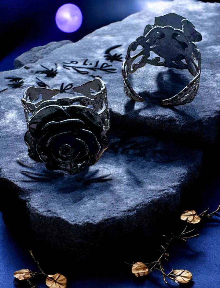 Rosenringe im Elfen Fantasy-Look vor blauem Hintergrund – mystisches Mondlicht und goldene Blätter auf Stein