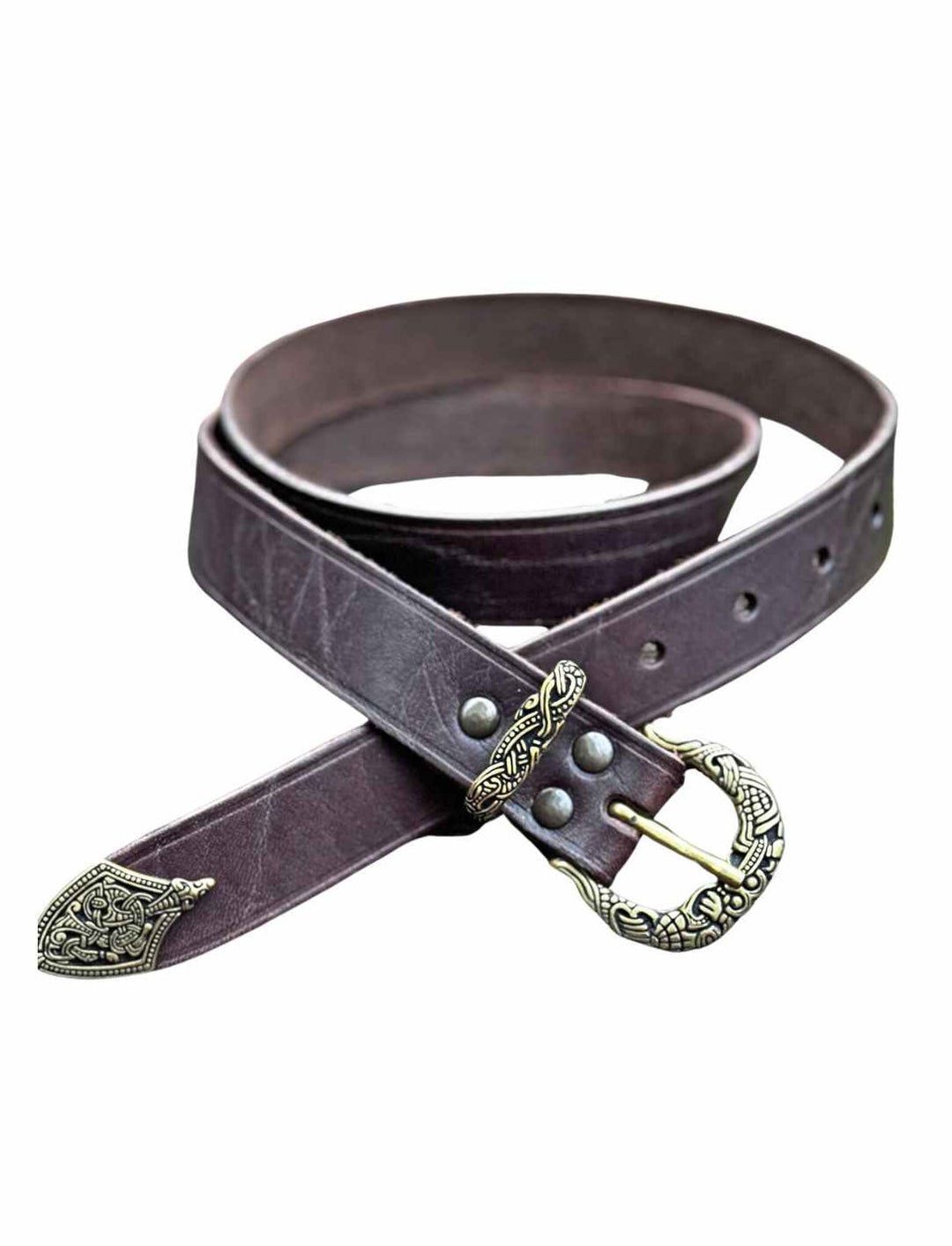 Wikinger-Gürtel im Borrestil mit detailreicher Schnalle und Riemenzunge – Borre Guardian Belt in braun auf reinweißem Hintergrund