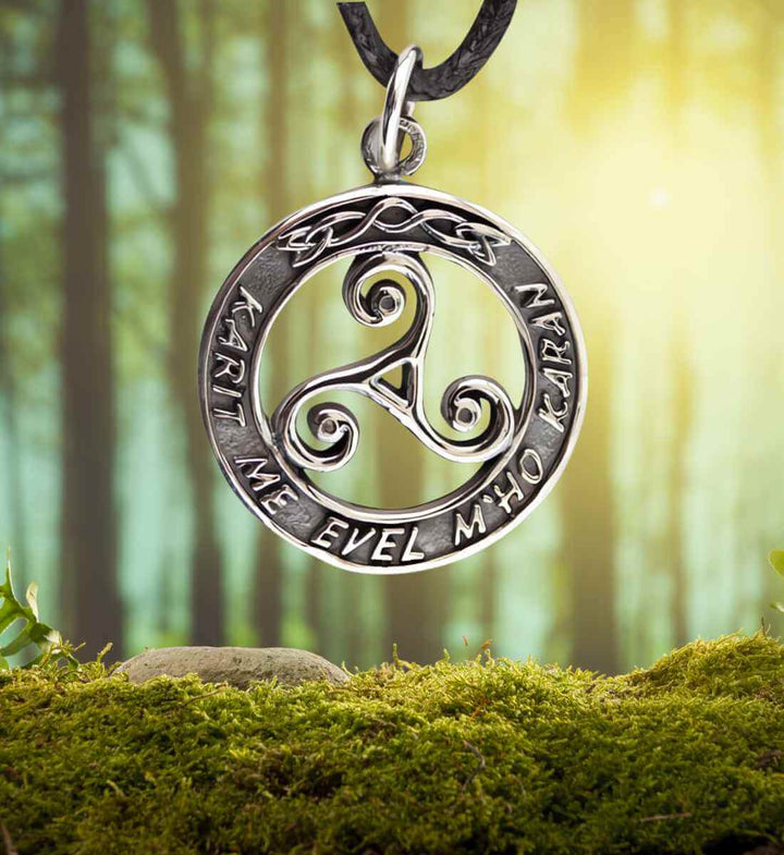 Bretonische Triskele der Treue, umgeben von der mystischen Aura eines Moos- und Waldhintergrunds, ruft die Essenz der keltischen Natur herbei