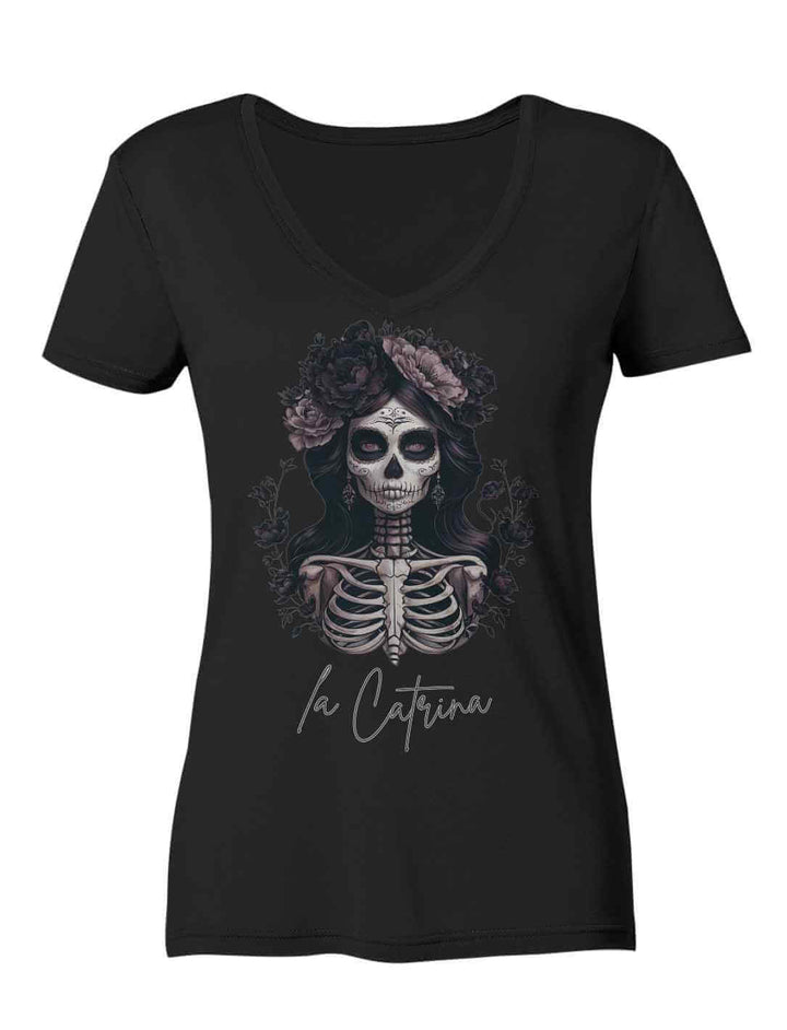 Catrina Deluxe Damen V-Neck Shirt in Schwarz, mit ikonischem La Catrina Design, fotografiert auf weißem Hintergrund.