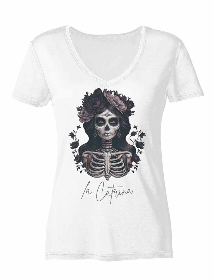 Catrina Deluxe Damen V-Neck Shirt in Weiss, mit ikonischem La Catrina Design, fotografiert auf weissem Hintergrund.