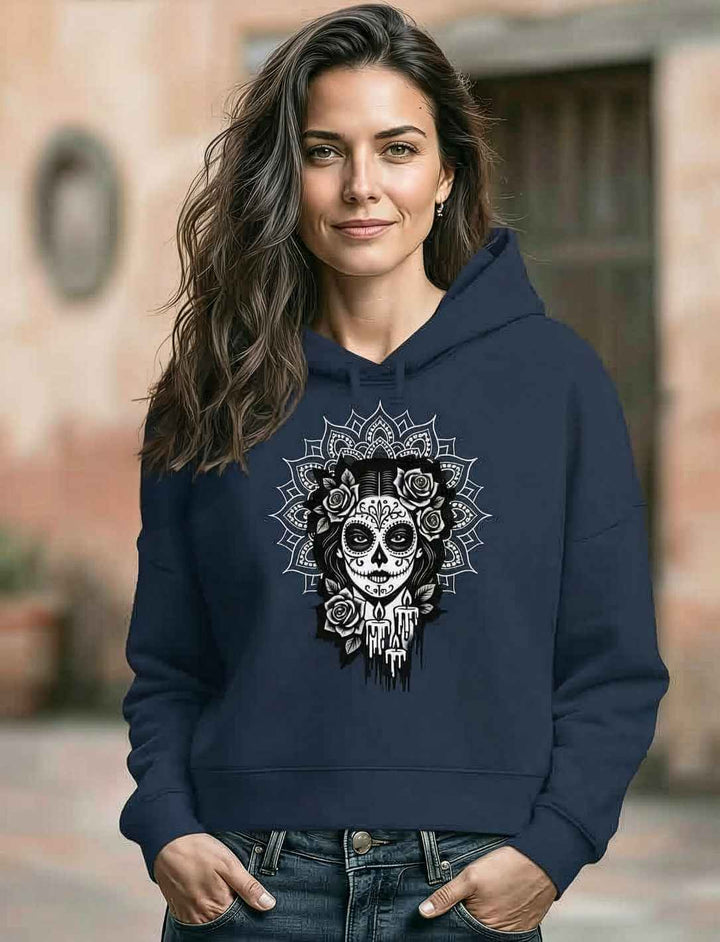 Model trägt navyblauen Boxcut Hoodie mit La Catrina Design – Symbol für Wandel, Erinnerung und Stärke