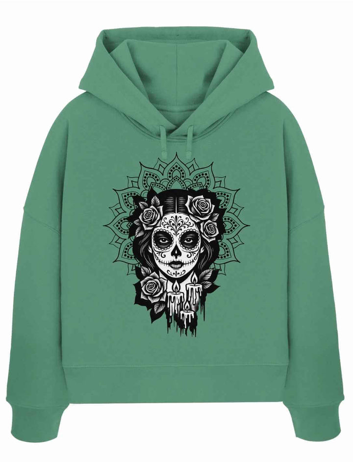 Salbeigrüner La Catrina Hoodie im Boxcut-Stil – nachhaltige Bio-Baumwolle mit kunstvollem Totenkopf-Design