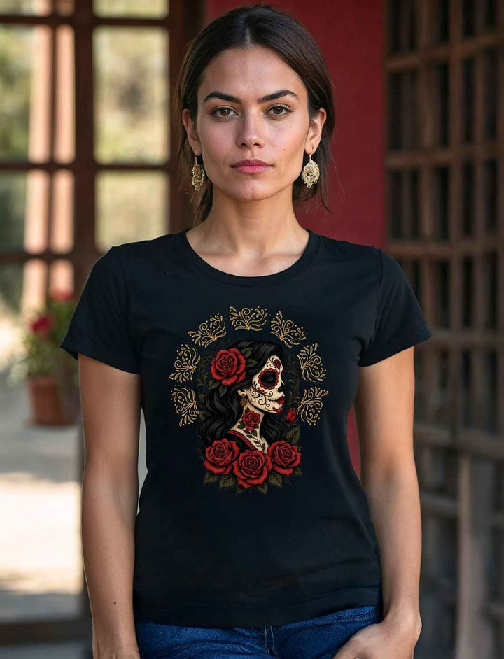 Frau trägt schwarzes Damen Organic Shirt „Catrina de las Rosas“ – inspiriert von La Catrina, Rosen und dem Día de los Muertos